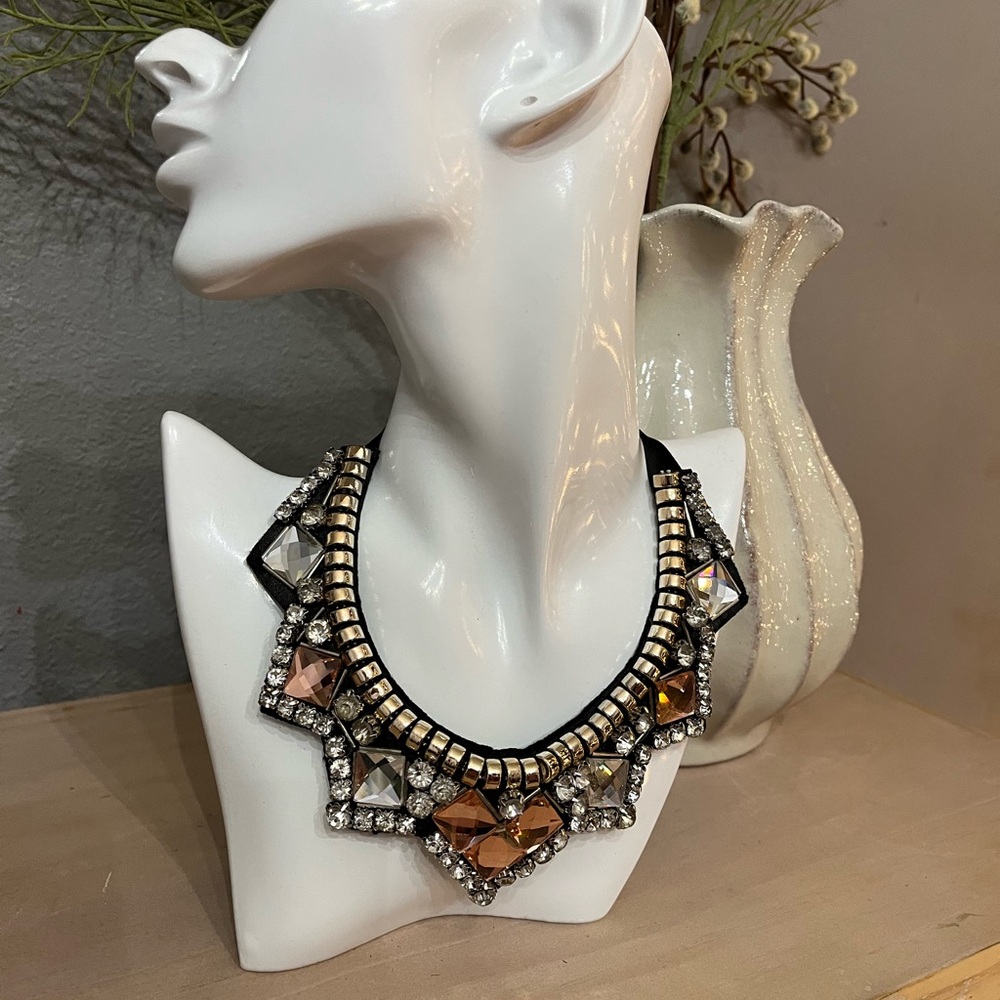 Elegant Statement Necklace with Crystal Accents